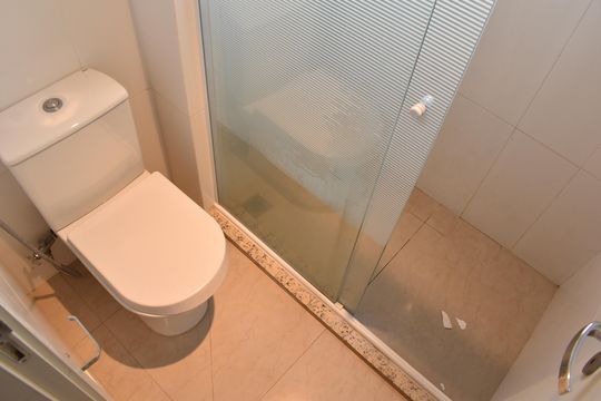 Banheiro de apartamento para alugar com 2 quartos, 53m² em São Francisco, Curitiba
