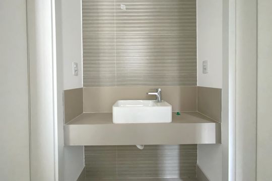 Banheiro das Semi suítes de apartamento à venda com 3 quartos, 120m² em Santa Lúcia, Belo Horizonte
