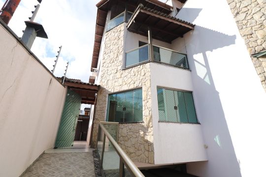 Fachada de casa à venda com 3 quartos, 220m² em Vila Matilde, São Paulo