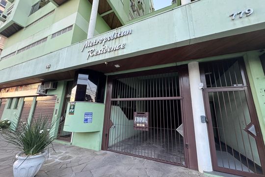 Fachada + placa de apartamento para alugar com 2 quartos, 60m² em Centro, São Leopoldo
