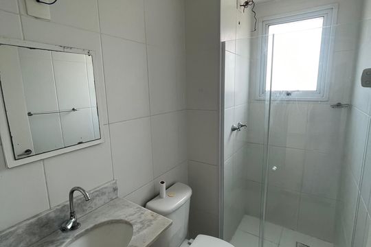 Banheiro de apartamento à venda com 2 quartos, 53m² em Jardim do Lago, São Paulo