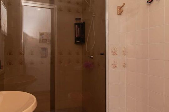 Banheiro de apartamento à venda com 2 quartos, 58m² em Cavalhada, Porto Alegre