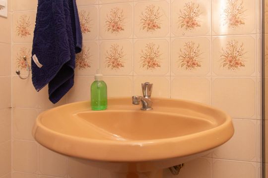 Banheiro de apartamento à venda com 2 quartos, 58m² em Cavalhada, Porto Alegre