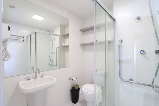 Banheiro Social de kitnet/studio para alugar com 1 quarto, 25m² em Pompeia, São Paulo