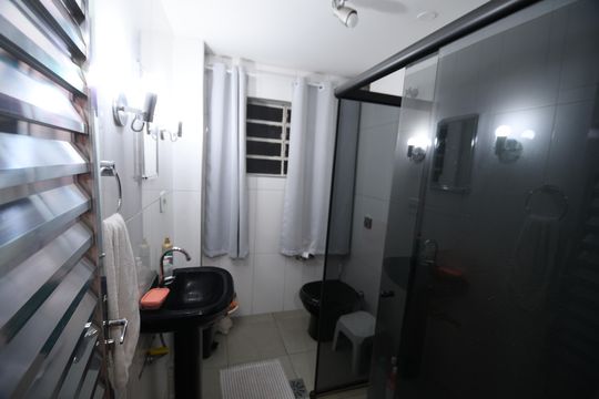 Banheiro 2 de apartamento à venda com 3 quartos, 105m² em Centro, Campinas