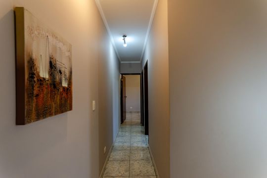 Corredor de casa para alugar com 3 quartos, 181m² em Vila Serralheiro, São Paulo