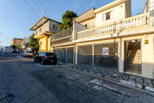 Fachada de casa para alugar com 3 quartos, 181m² em Vila Serralheiro, São Paulo