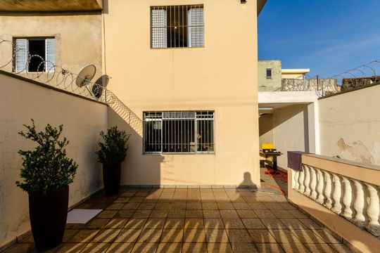 Área Externa de casa para alugar com 3 quartos, 181m² em Vila Serralheiro, São Paulo