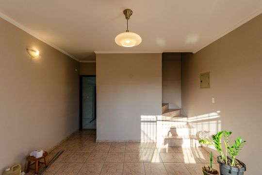 Sala de casa para alugar com 3 quartos, 181m² em Vila Serralheiro, São Paulo