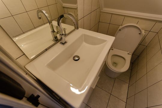 Lavabo de casa para alugar com 3 quartos, 181m² em Vila Serralheiro, São Paulo