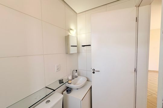 Banheiro Social de apartamento à venda com 2 quartos, 54m² em Vila Nova Esperia, Jundiaí