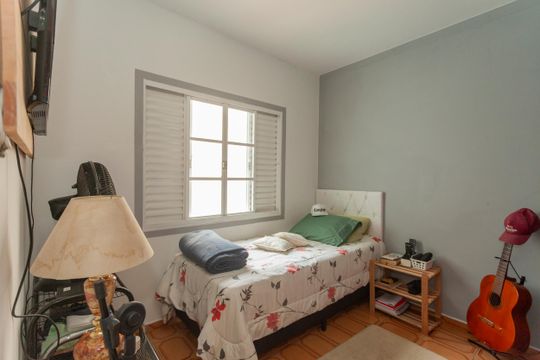 Quarto 2 de casa à venda com 5 quartos, 160m² em Vila Campo Grande, São Paulo