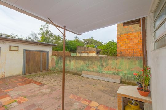 Pátio de fundos de casa à venda com 2 quartos, 110m² em Fátima, Canoas