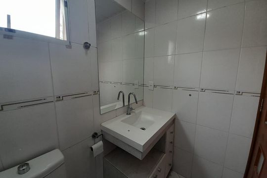 Banheiro de apartamento para alugar com 2 quartos, 57m² em Vila Emir, São Paulo