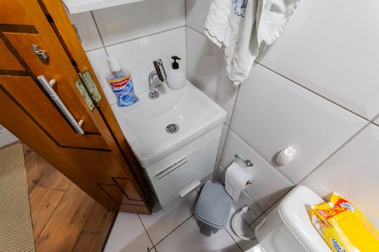 Banheiro de apartamento à venda com 2 quartos, 56m² em Jardim Santo Alberto, Santo André
