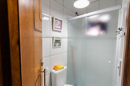 Banheiro de apartamento à venda com 2 quartos, 56m² em Jardim Santo Alberto, Santo André