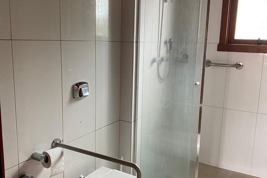 Banheiro da Suíte de apartamento à venda com 3 quartos, 165m² em Menino Deus, Porto Alegre