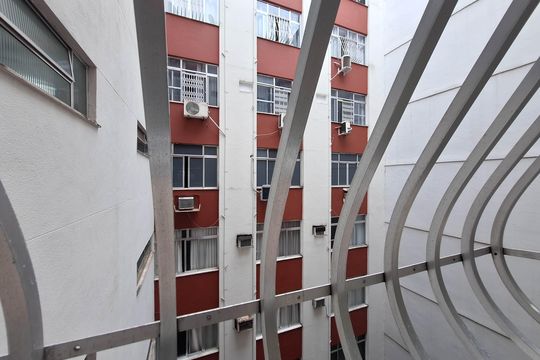 Vista Sala de apartamento à venda com 2 quartos, 75m² em Icaraí, Niterói