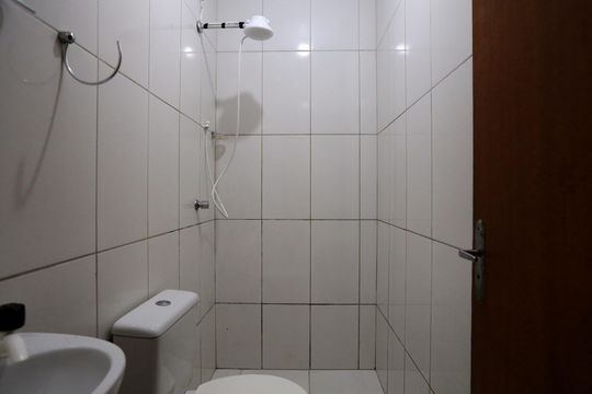 Banheiro Social de kitnet/studio para alugar com 1 quarto, 40m² em Sagrada Família, Belo Horizonte