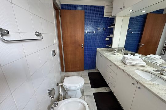 Banheiro de apartamento à venda com 1 quarto, 65m² em Alphaville Industrial, Barueri