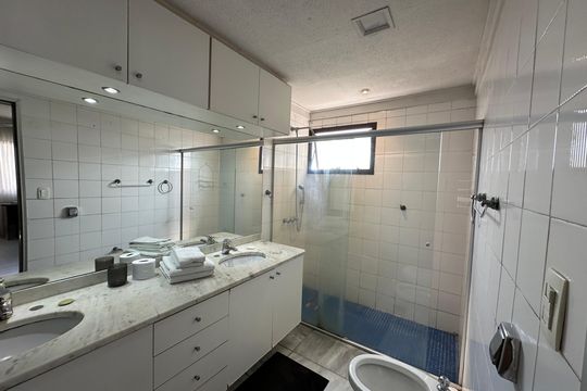 Banheiro de apartamento à venda com 1 quarto, 65m² em Alphaville Industrial, Barueri