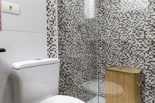 Banheiro Suíte 1 de casa de condomínio à venda com 2 quartos, 110m² em Parada Xv de Novembro, São Paulo