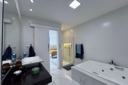 Suíte 2 - Banheiro de casa de condomínio à venda com 5 quartos, 407m² em Vargem Grande, Rio de Janeiro