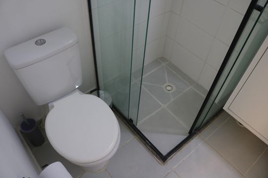 Banheiro de apartamento à venda com 1 quarto, 28m² em Água Branca, São Paulo