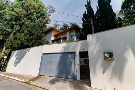 Fachada de casa para alugar com 7 quartos, 1000m² em Vila Tramontano, São Paulo