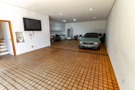 Garagem de casa para alugar com 7 quartos, 1000m² em Vila Tramontano, São Paulo