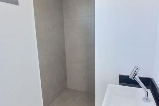 Banheiro de kitnet/studio para alugar com 1 quarto, 29m² em Indianópolis, São Paulo