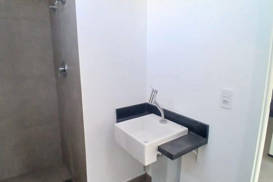 Banheiro de kitnet/studio à venda com 1 quarto, 27m² em Indianópolis, São Paulo
