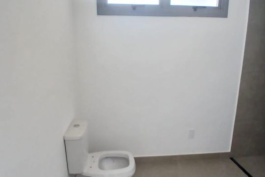Banheiro de kitnet/studio à venda com 1 quarto, 27m² em Indianópolis, São Paulo