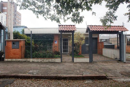 Fachada de casa à venda com 3 quartos, 350m² em Partenon, Porto Alegre