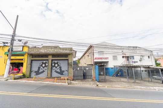 Fachada de casa à venda com 2 quartos, 500m² em Vila Santo Estefano, São Paulo
