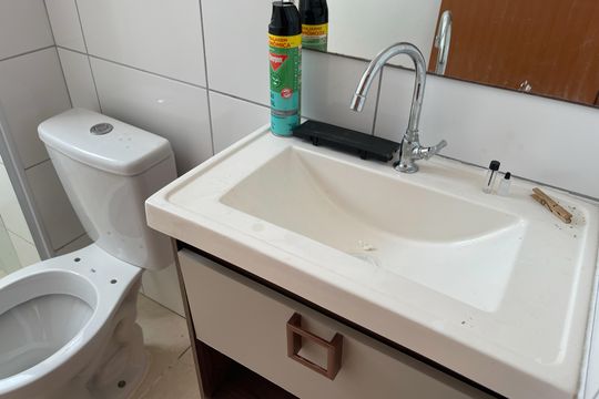 Banheiro de apartamento para alugar com 2 quartos, 50m² em Jardim Primavera, Duque de Caxias