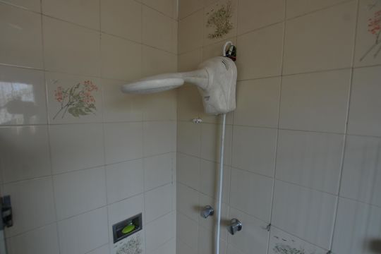 Banheiro da Suíte 1 de apartamento para alugar com 3 quartos, 240m² em Praça Seca, Rio de Janeiro