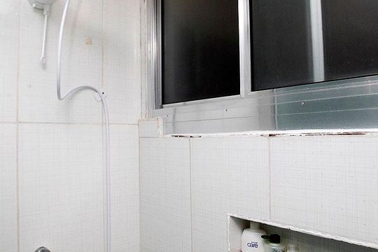 Banheiro de apartamento à venda com 2 quartos, 65m² em Floresta, Porto Alegre
