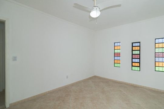 Sala de casa à venda com 5 quartos, 220m² em Jardim do Salso, Porto Alegre