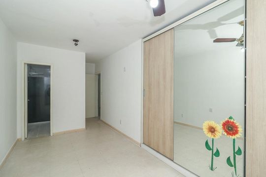 Quarto Suíte de casa à venda com 5 quartos, 220m² em Jardim do Salso, Porto Alegre