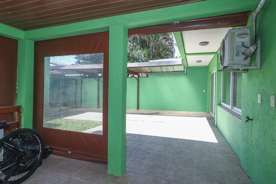 Área coberta de casa à venda com 5 quartos, 220m² em Jardim do Salso, Porto Alegre