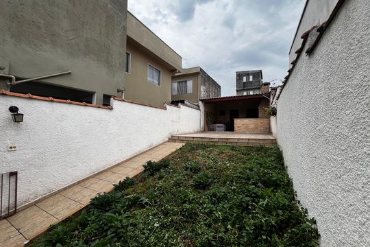 Quintal de casa à venda com 3 quartos, 210m² em Parque Peruche, São Paulo