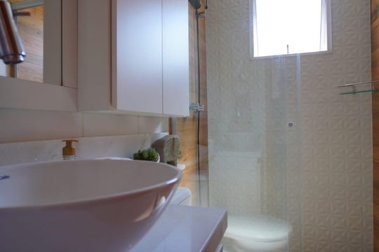 Banheiro de apartamento para alugar com 2 quartos, 48m² em Humaitá, Porto Alegre