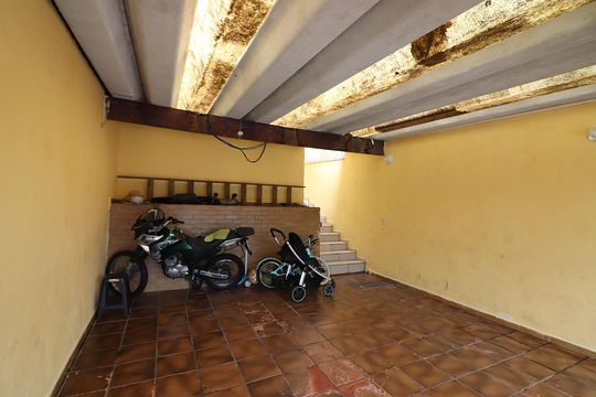 Garagem de casa à venda com 2 quartos, 140m² em Vila Alvinopolis, São Bernardo do Campo