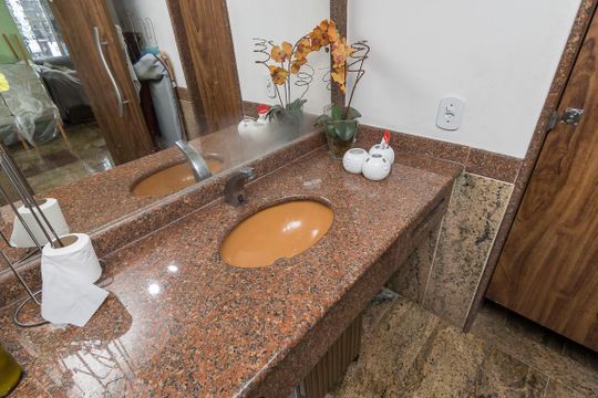 Banheiro da Área Gourmet de apartamento à venda com 5 quartos, 400m² em Vila da Penha, Rio de Janeiro