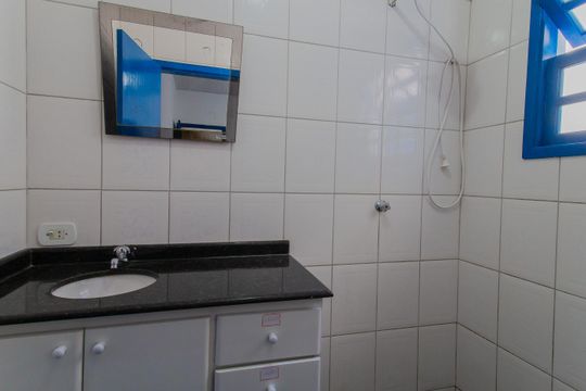 Edícula - Banheiro de casa para alugar com 8 quartos, 300m² em Matriz, Mauá