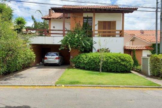 Fachada de casa à venda com 3 quartos, 300m² em Alphaville, Santana de Parnaíba