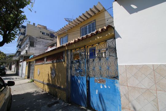 Fachada de casa à venda com 3 quartos, 70m² em Vaz Lobo, Rio de Janeiro