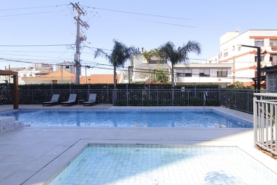 Área comum - Piscina de apartamento à venda com 1 quarto, 57m² em Passo da Areia, Porto Alegre