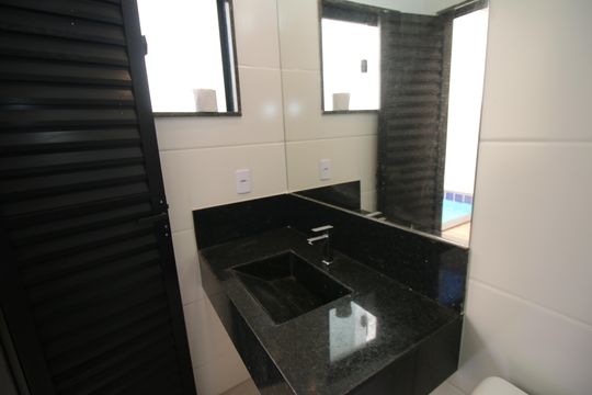 Banheiro da Área comum de casa à venda com 4 quartos, 320m² em Jardim Guanabara, Rio de Janeiro